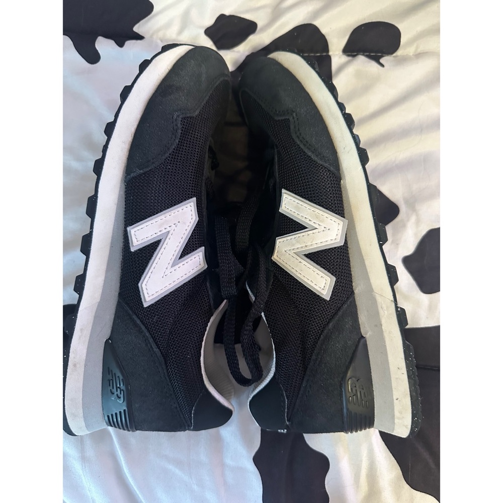 Sz 8.5 New Balance woman’s Black and White 515 Sneakers